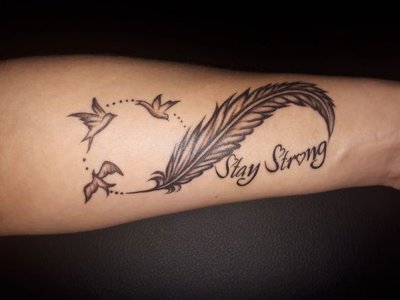 Tatouage plume avec des oiseaux en forme d'infini